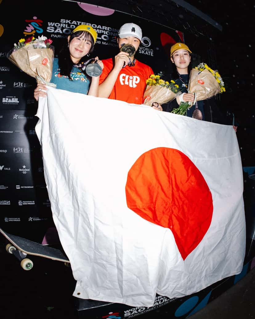 Foto de archivo: Ibuki Matsumoto besa la medalla de oro en el podio del Mundial de street de San Pablo, junto a Nanami Onishi y Coco Yoshizawa, las tres detrás de una gran bandera de Japón