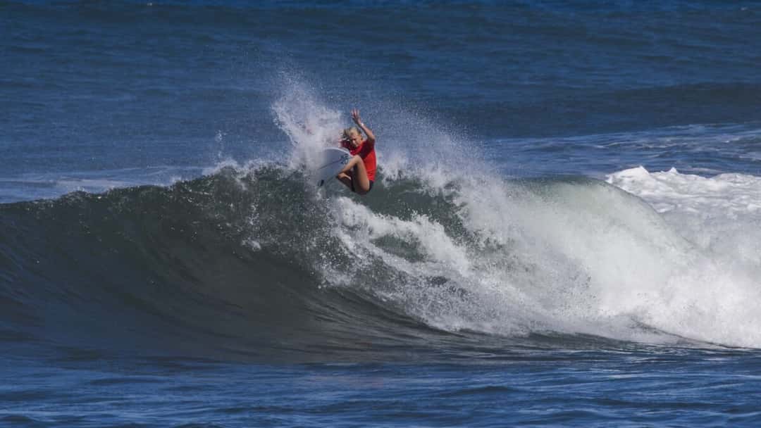 Zoie Zietz, con lycra roja, tira un giro en el labio de una ola en Sunset Beach durante el primer día del HTA Sunset Pro 2026