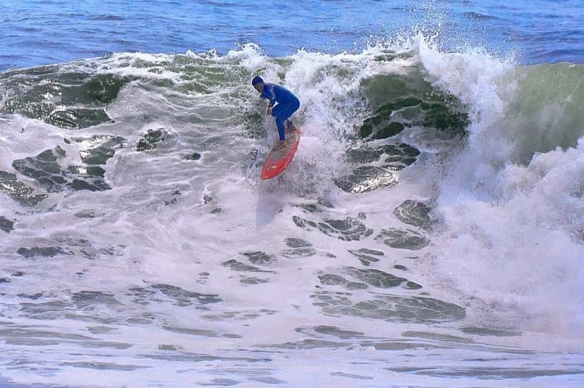 La ola de Punta Rocas rompe con un surfista que baja de frente por la pared
