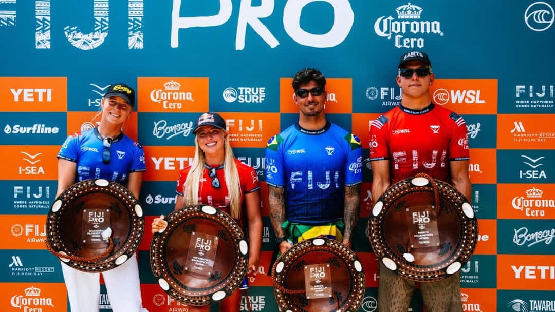 Cole Houshmand y Gabriel Medina, finalistas del Fiji Pro, en el podio con los trofeos junto a las finalistas de mujeres, en septiembre de 2026 (foto de archivo)