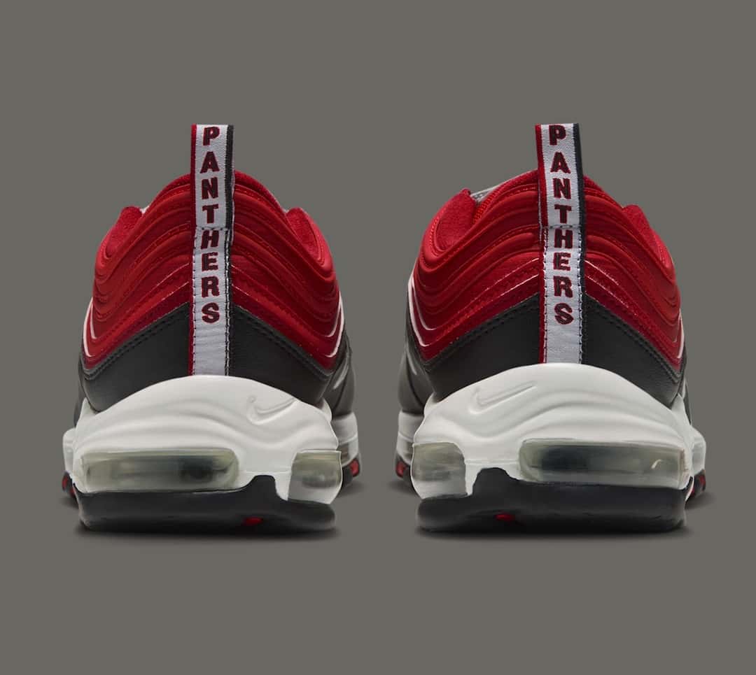 Talones de la Nike Air Max 97 Yardrunners de Clark Atlanta, en rojo, negro y blanco, con la palabra Panthers en las tiras de los talones