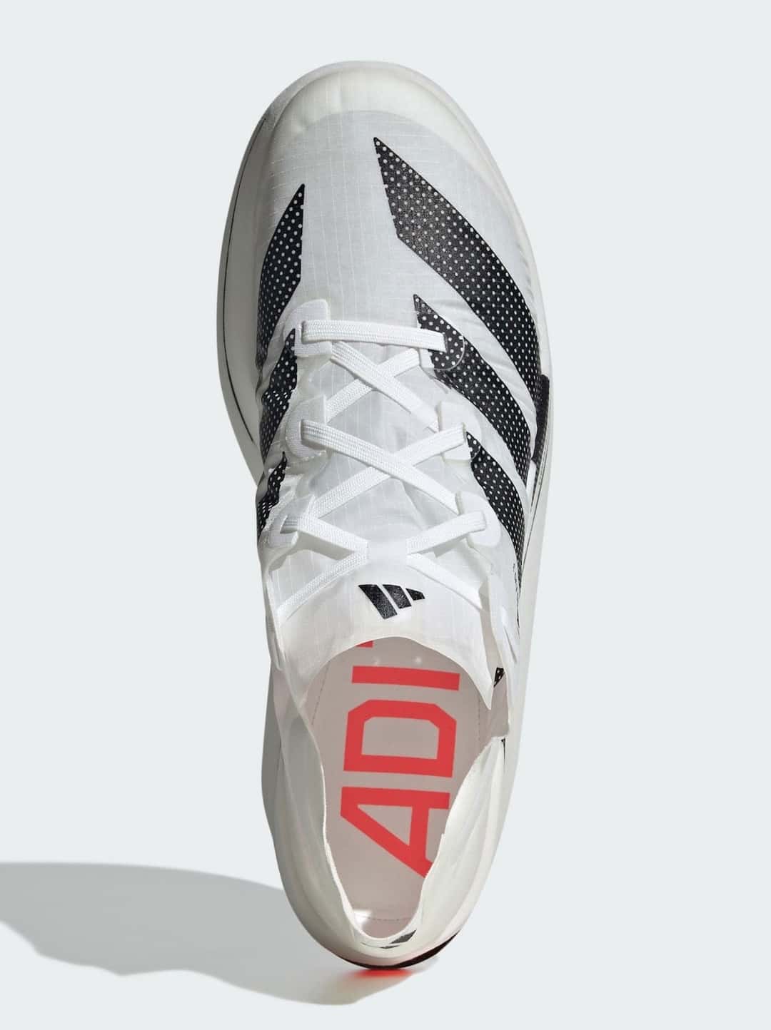 adidas Adizero Adios Pro Evo 3 vista desde arriba sobre fondo gris claro, con el upper blanco translúcido, las tres tiras negras perforadas, cordones blancos y la palabra ADI en rojo sobre la plantilla