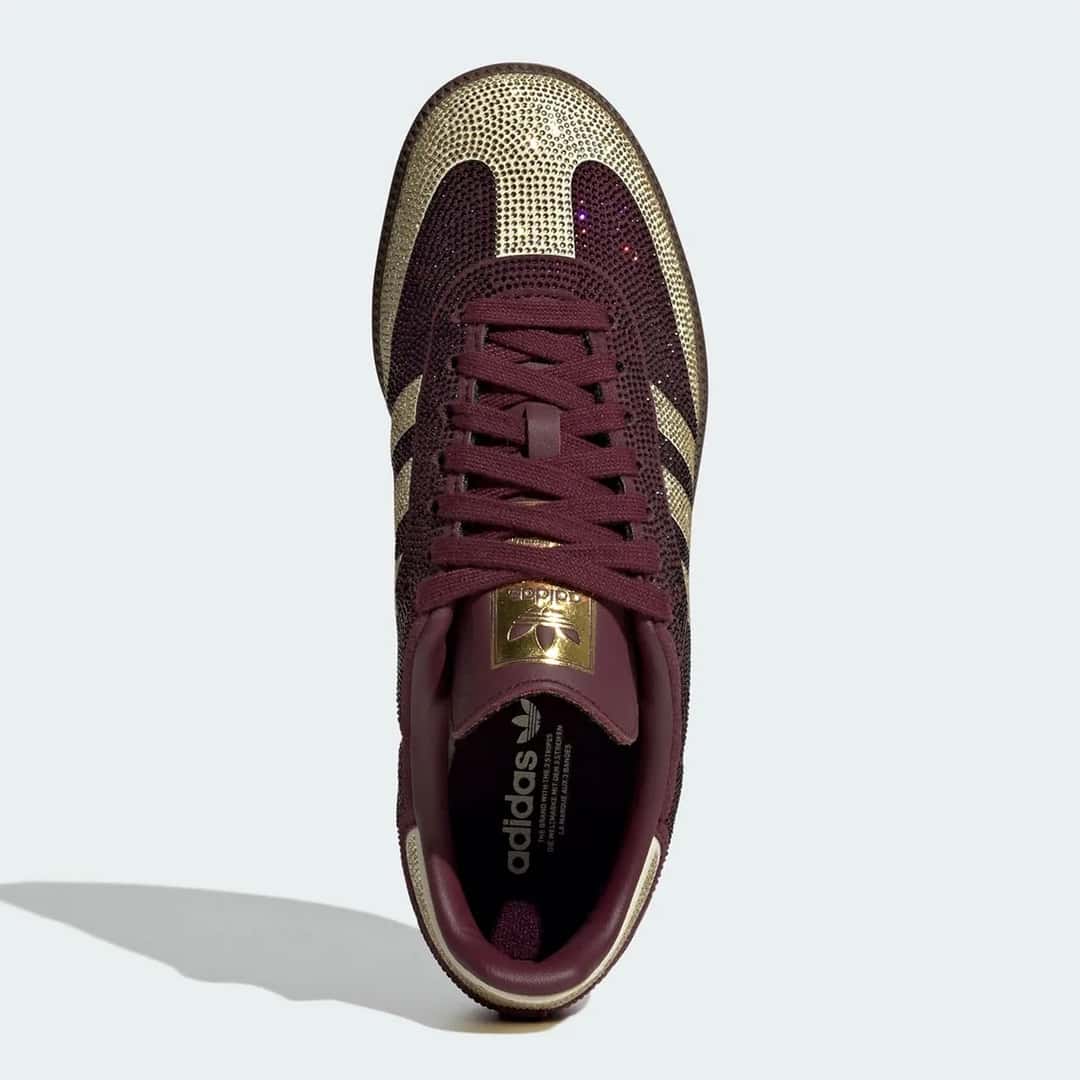 adidas Samba OG Rhinestone Maroon/Gold vista desde arriba, con la puntera en T dorada cubierta de strass, el upper bordó con brillos, los cordones bordó y el parche dorado con el logo de adidas en la lengüeta