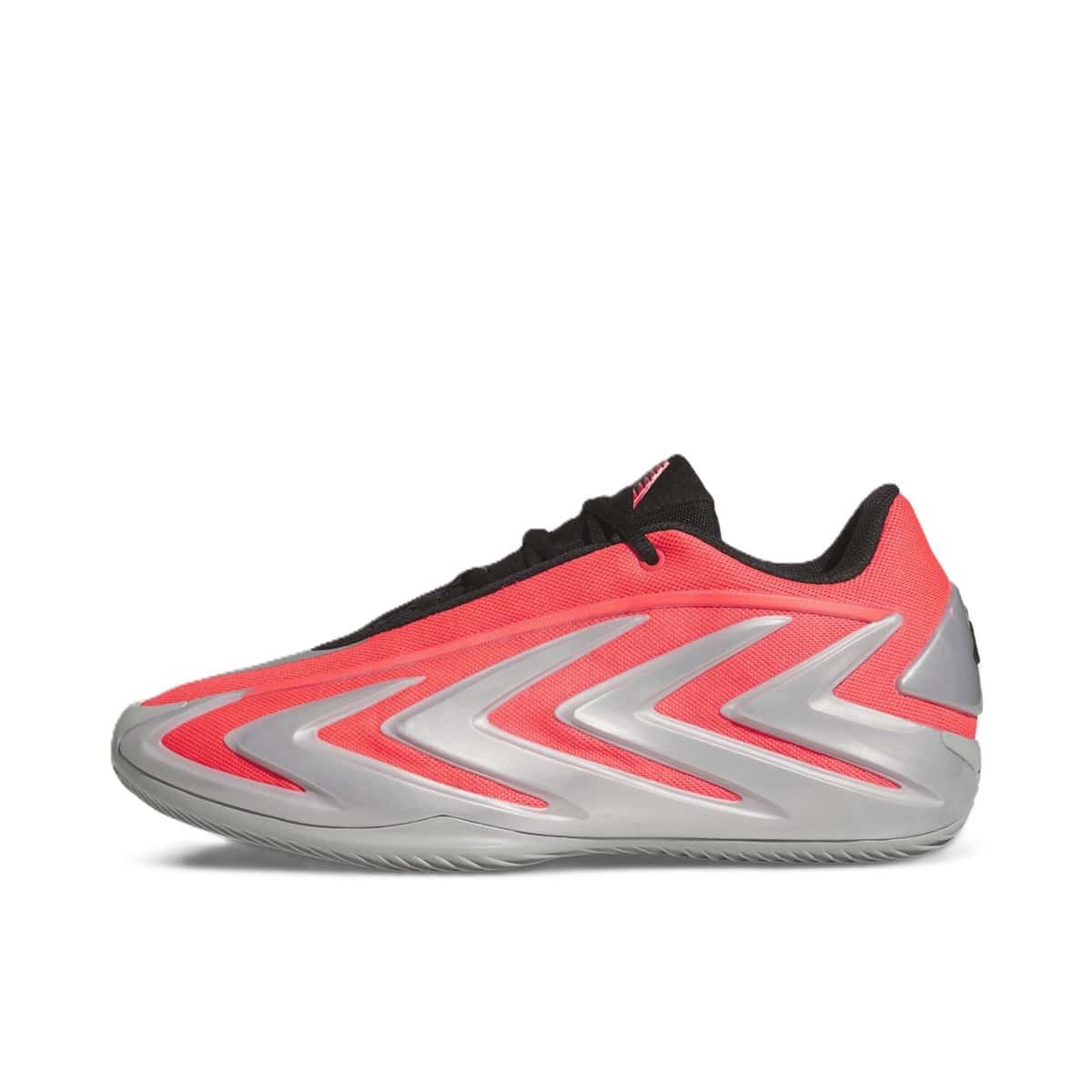 adidas Anthony Edwards 3 Omen de perfil sobre fondo blanco, con malla roja intensa, piezas plateadas en forma de flecha a lo largo del costado, suela gris y lengüeta y cordones negros