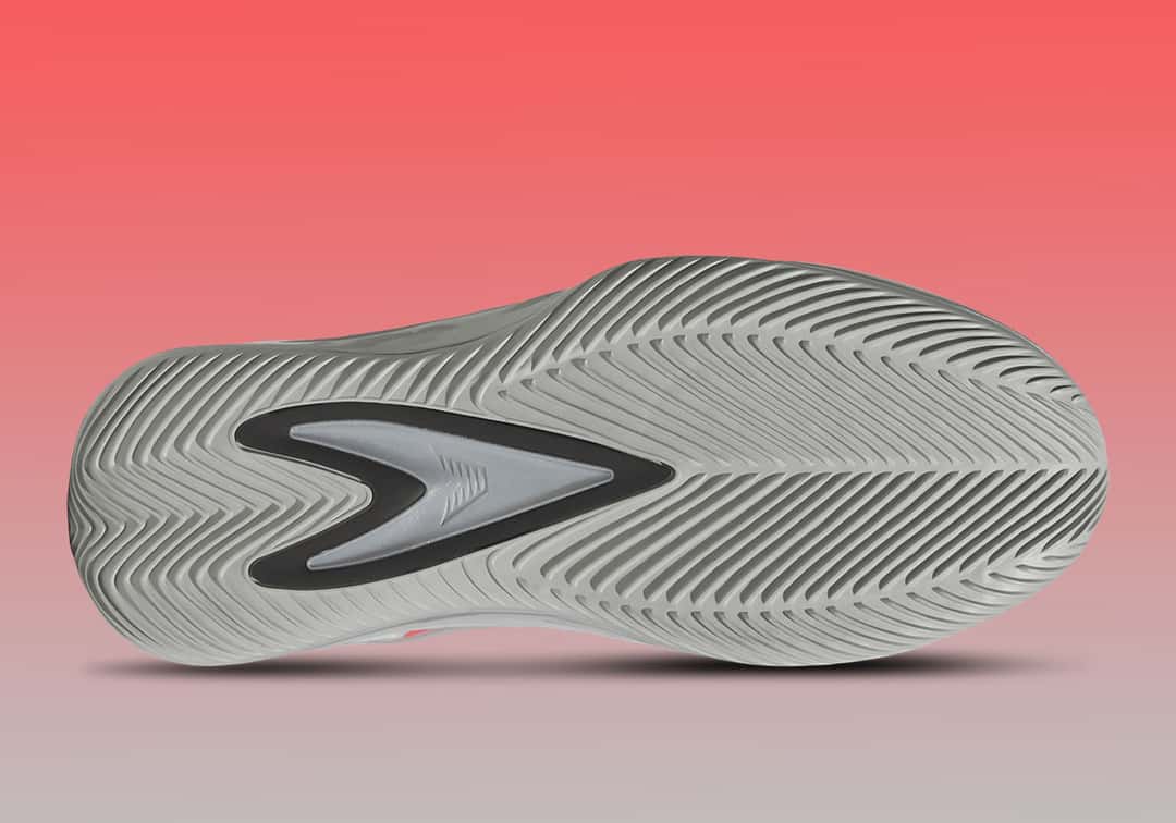Suela del adidas Anthony Edwards 3 Omen en goma gris, con dibujo de tracción en espiga y una pieza central en forma de flecha en gris y negro