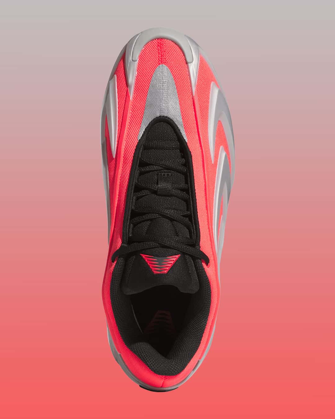 Vista superior del adidas Anthony Edwards 3 Omen, con la malla roja, el panel plateado sobre la punta, la lengüeta y los cordones negros y el logo AE en rojo sobre la lengüeta