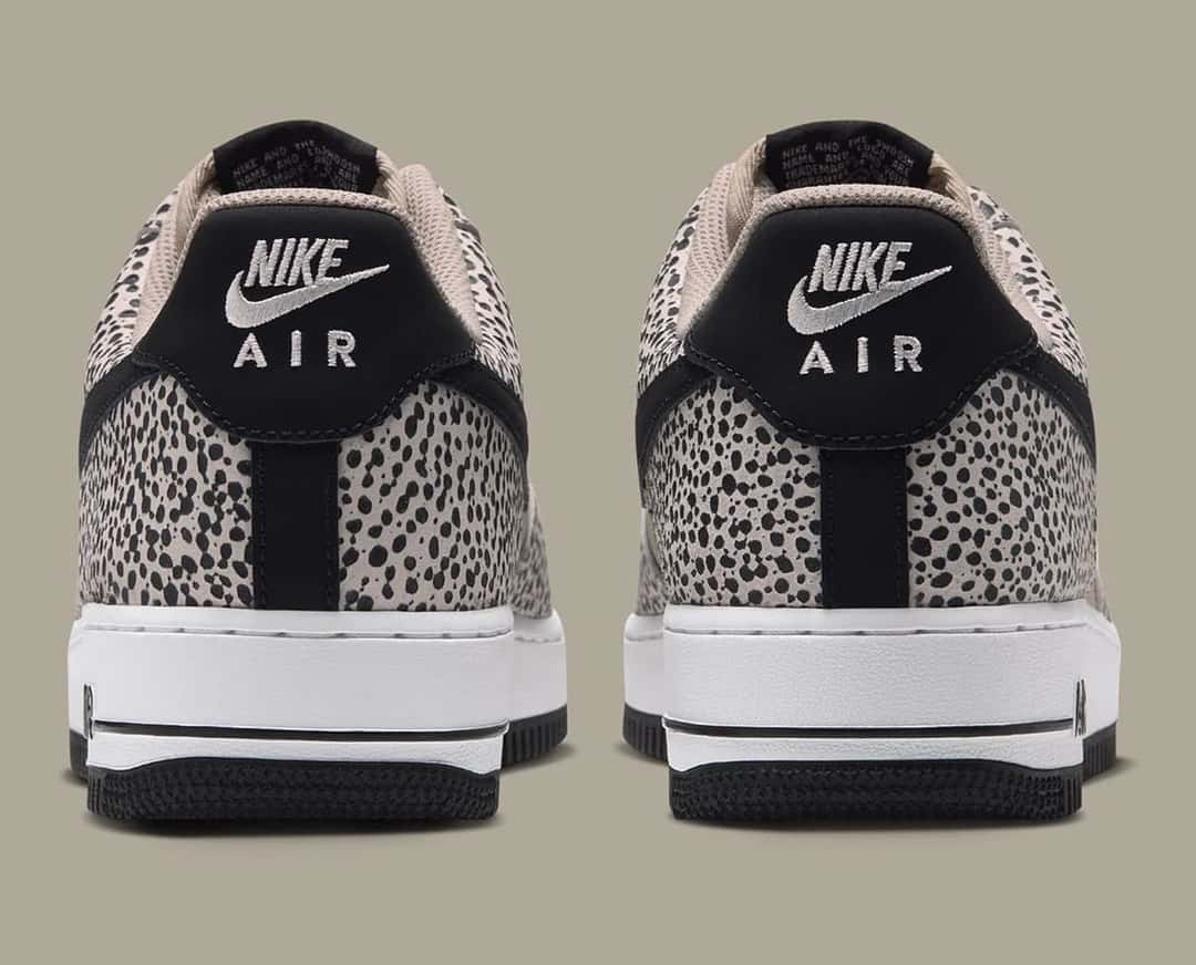 Talones de la Nike Air Force 1 Low Safari con el logo Nike Air en blanco sobre una pieza negra y el estampado animal alrededor