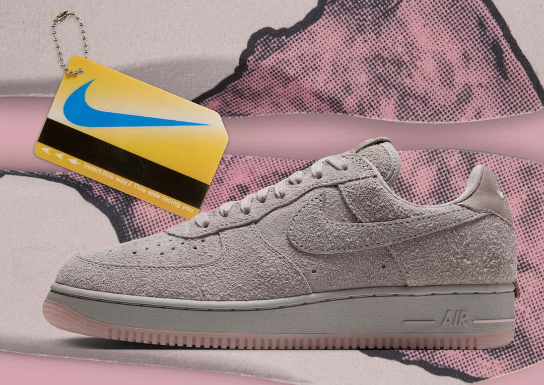 Campaña del Nike Air Force 1 Subway Rat con el hangtag amarillo estilo MetroCard y Swoosh azul, junto a la zapatilla sobre un fondo gráfico rosa y gris