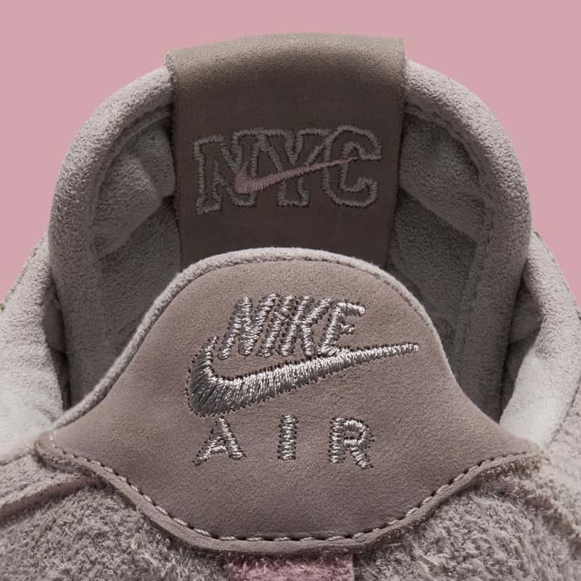Detalle del Nike Air Force 1 Subway Rat con el bordado NYC y un Swoosh rosa detrás de la lengüeta y el logo Nike Air en el talón