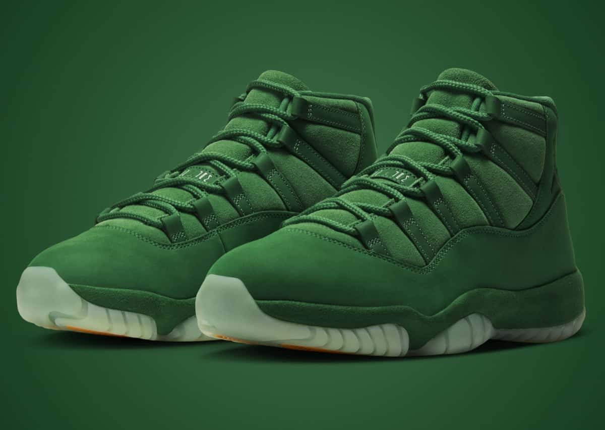 Par de Air Jordan 11 Green Screen en vista tres cuartos sobre fondo verde, con upper de nubuck y gamuza verde, cordones verdes y suela translúcida verdosa