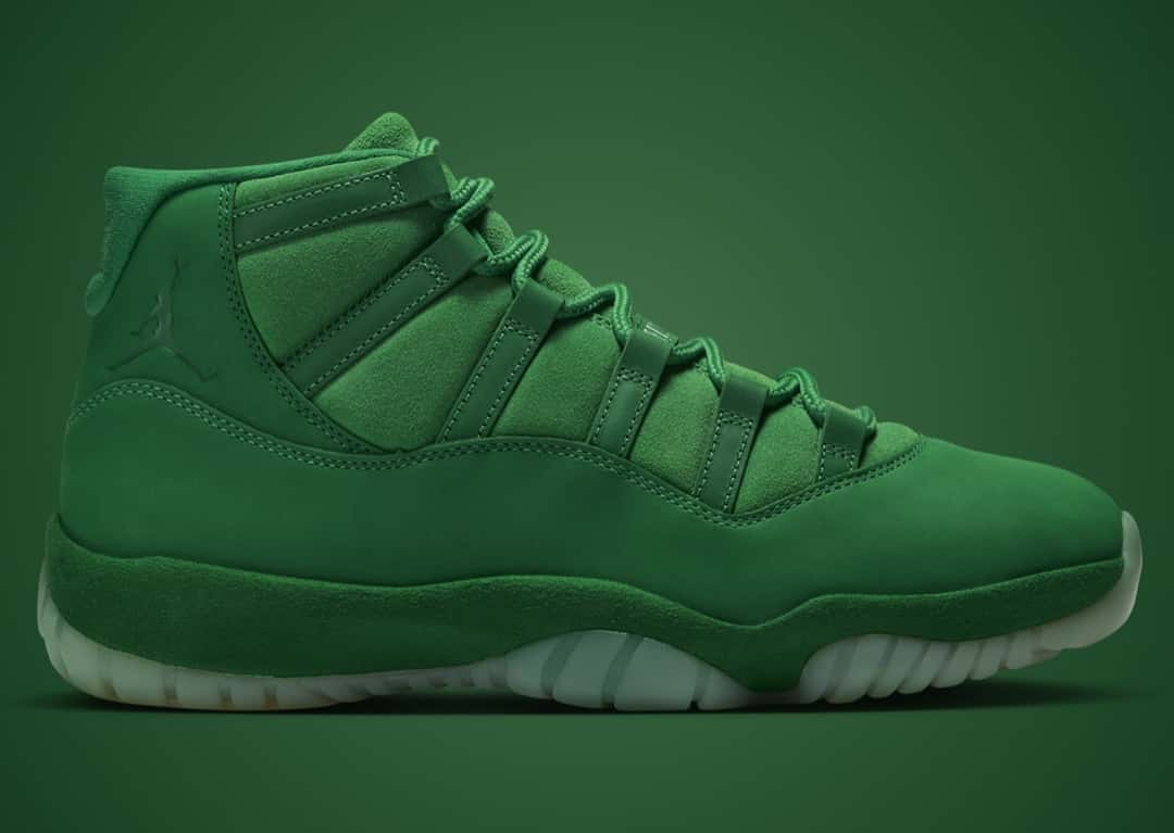Air Jordan 11 Green Screen de perfil lateral sobre fondo verde, con mudguard de nubuck verde en lugar de charol, Jumpman tono sobre tono en el cuello y suela translúcida