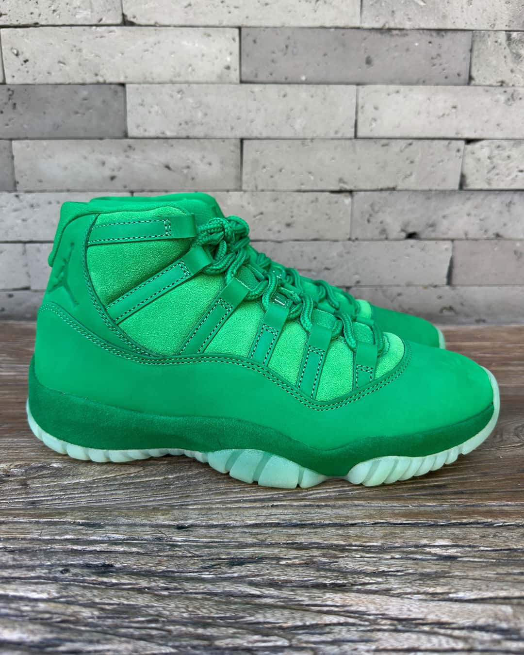 Air Jordan 11 Green Screen en gamuza verde con suela translúcida