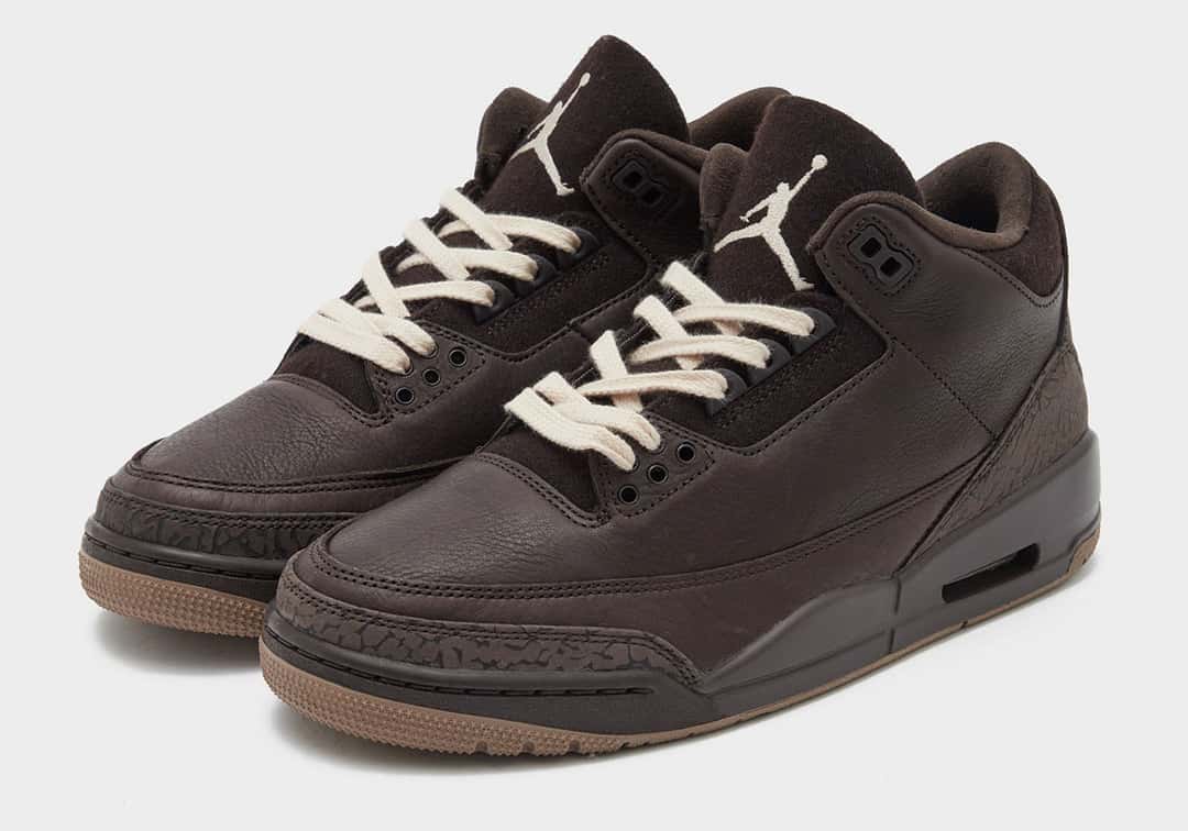 Par de Air Jordan 3 Fireside de mujer en marrón con elephant print, cordones crema y suela gum