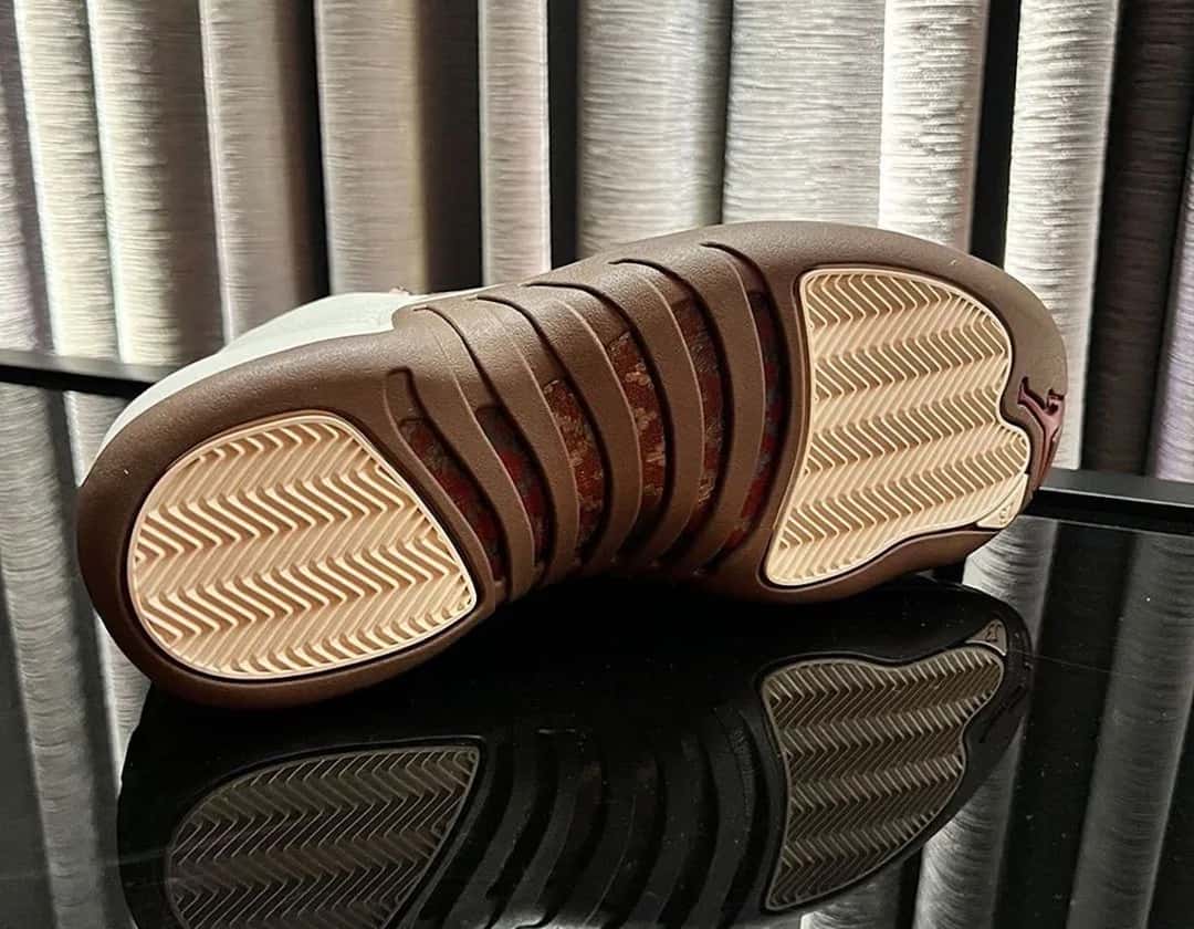 Suela del Air Jordan 12 Fireside con base marrón, tracción en tono claro y detalles rojos