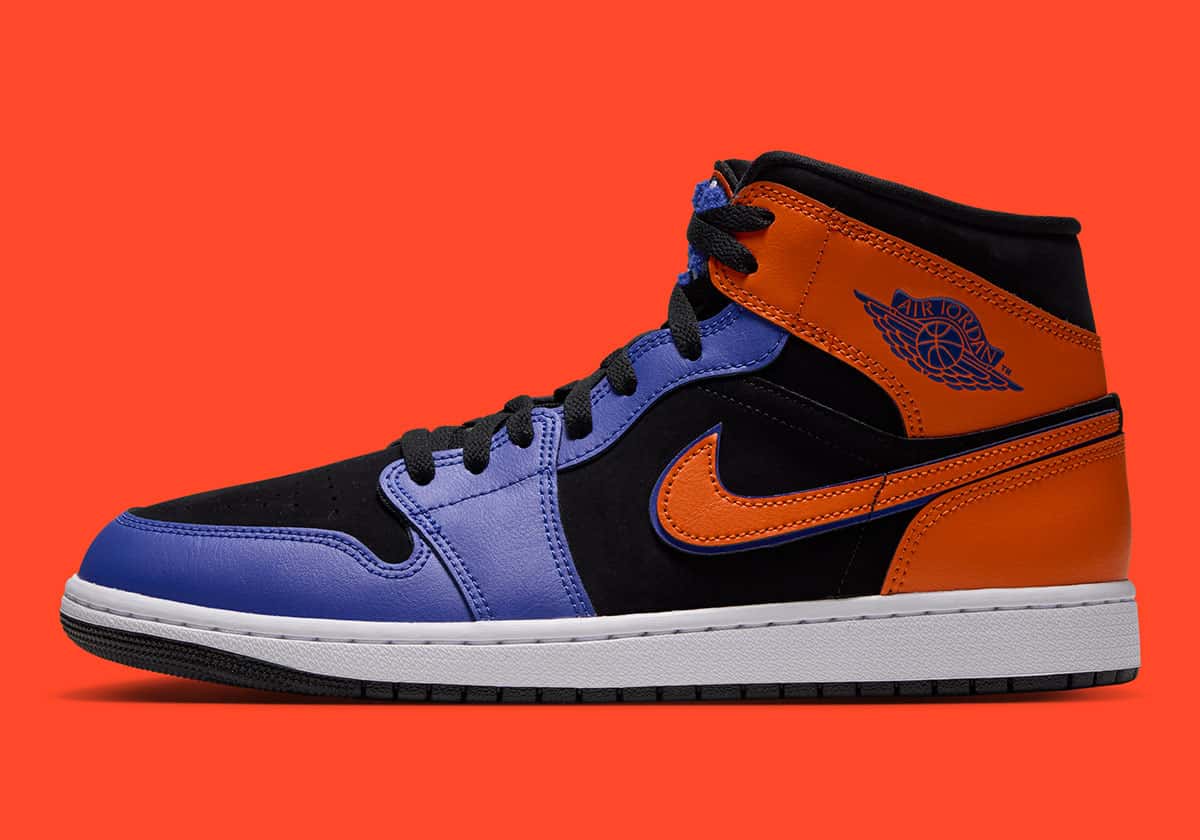 Air Jordan 1 Mid Knicks de perfil sobre fondo naranja, con nobuk negro, Swoosh y talón naranjas y puntera y ojalillos azul real