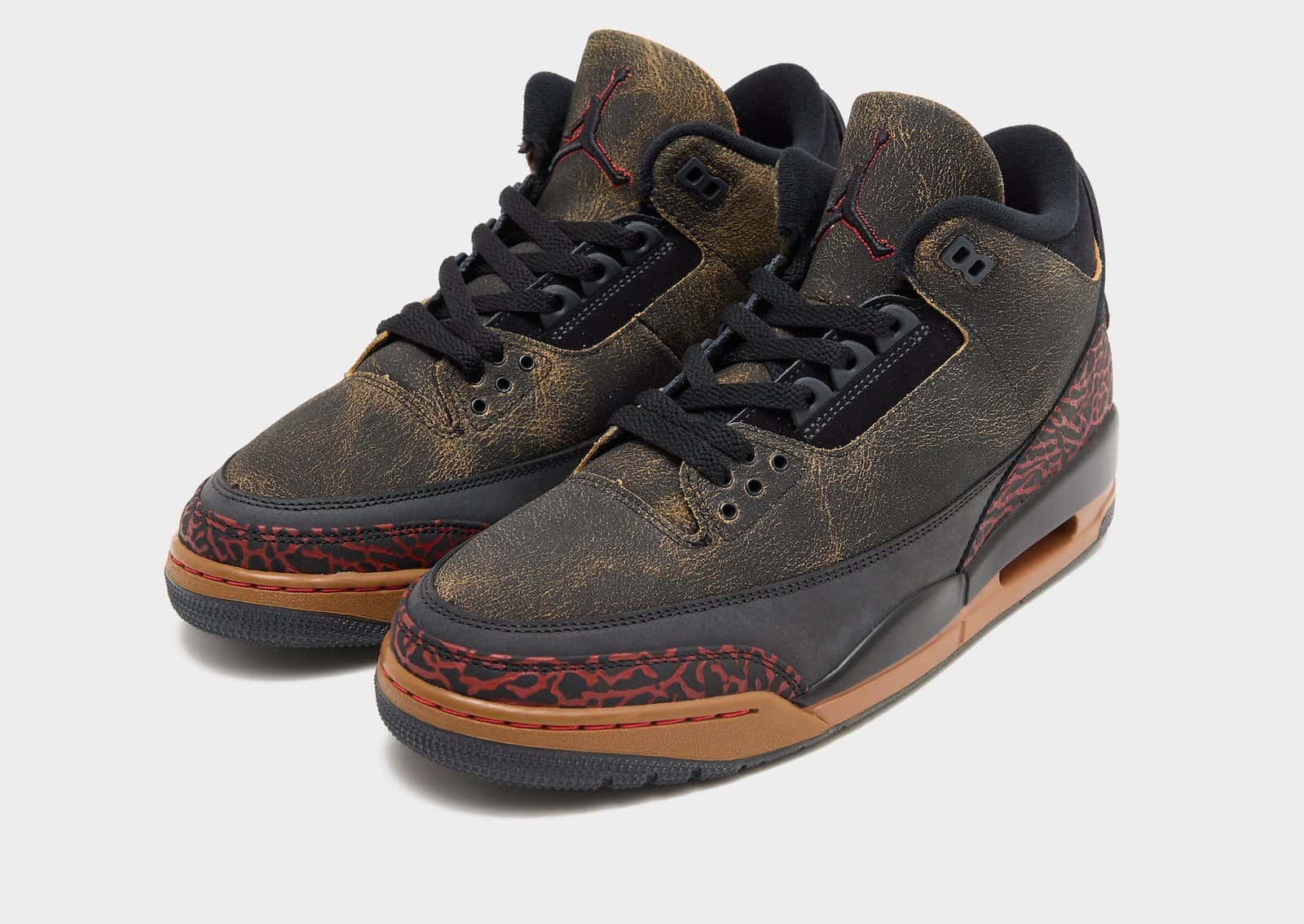 Par de Air Jordan 3 Not Nice con upper craquelado oscuro, elephant print rojo y negro y midsole color tostado