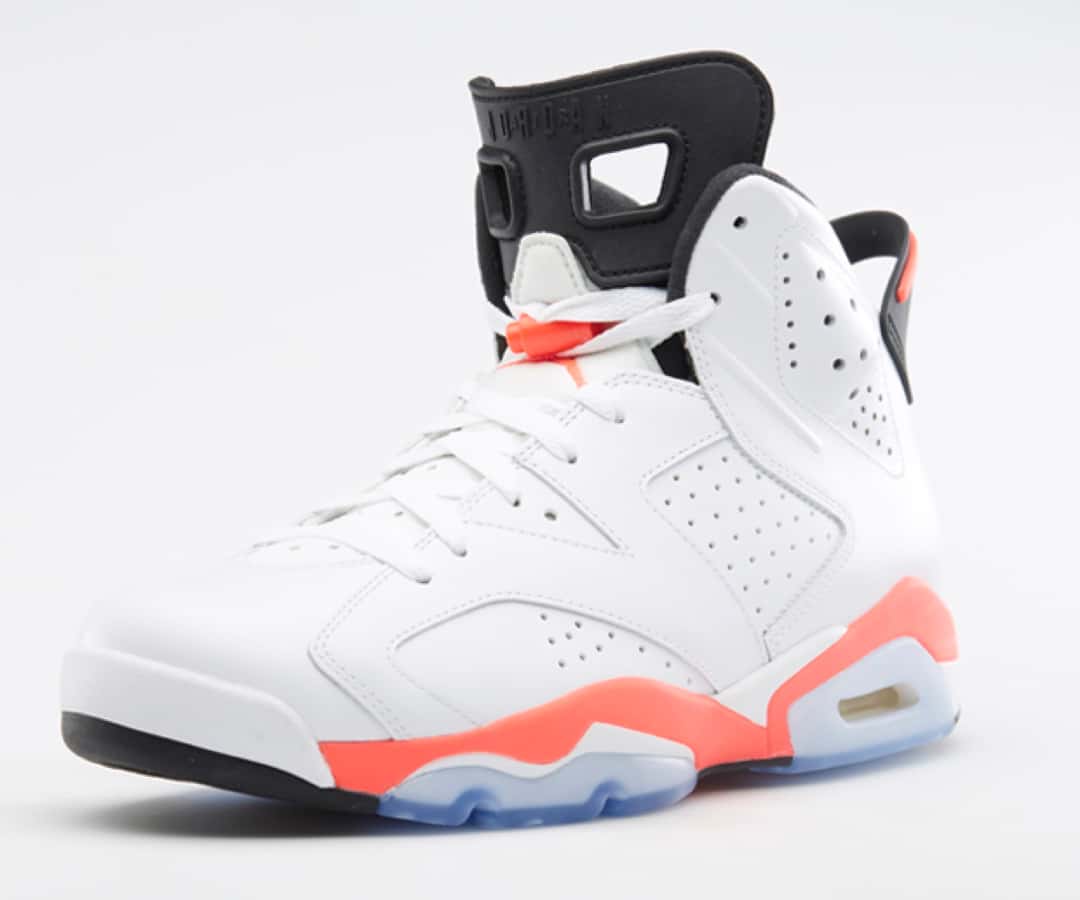 Foto de archivo: Air Jordan 6 White Infrared de la edición 2014 en vista de tres cuartos, con la lengüeta negra con su recorte característico, el traba-cordones infrarrojo y la suela translúcida