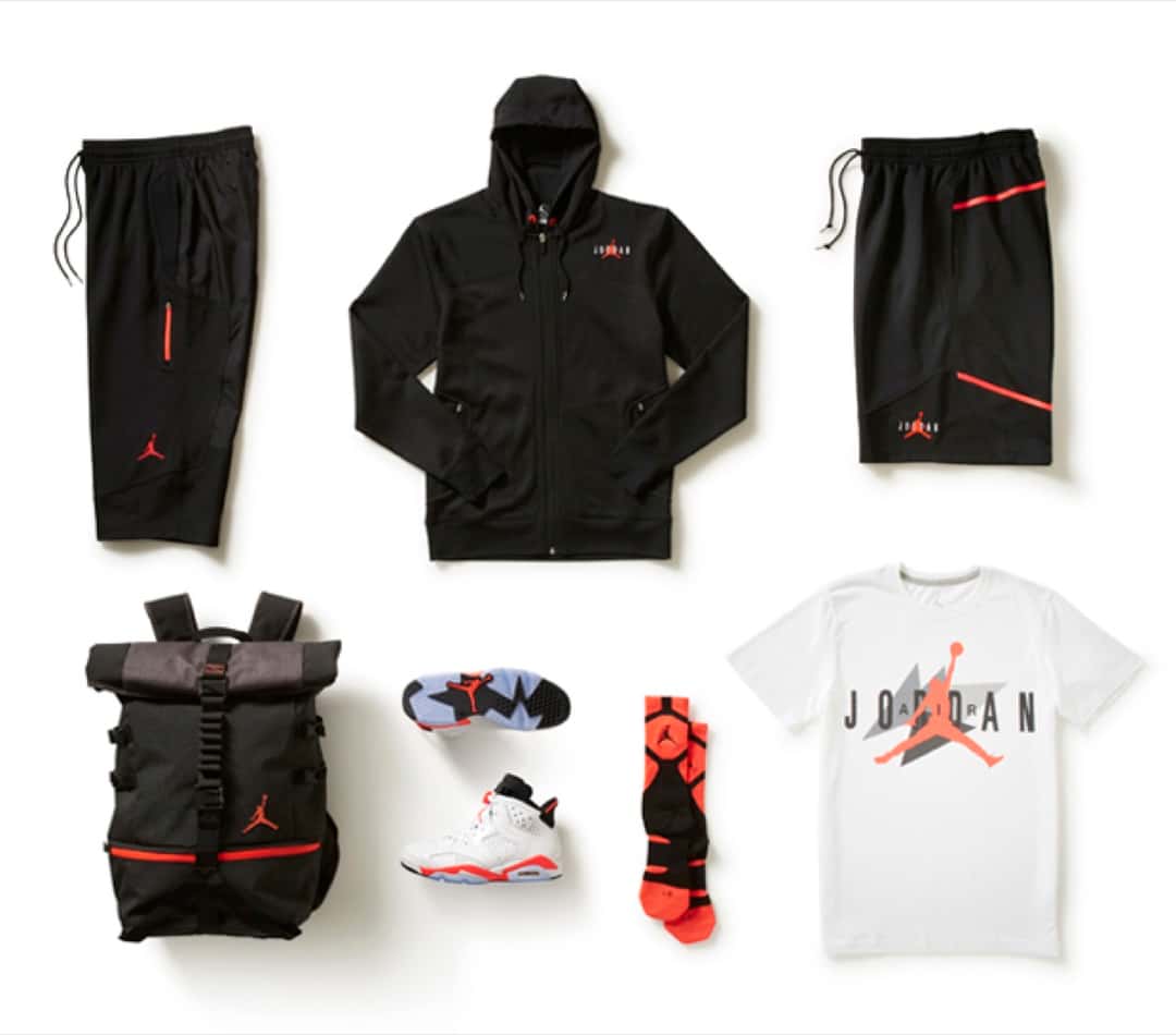Foto de archivo: cápsula Jordan de 2014 que acompañó al Air Jordan 6 White Infrared, con buzo con capucha, shorts, pantalón, mochila, medias y remera en negro, blanco e infrarrojo junto a las zapatillas
