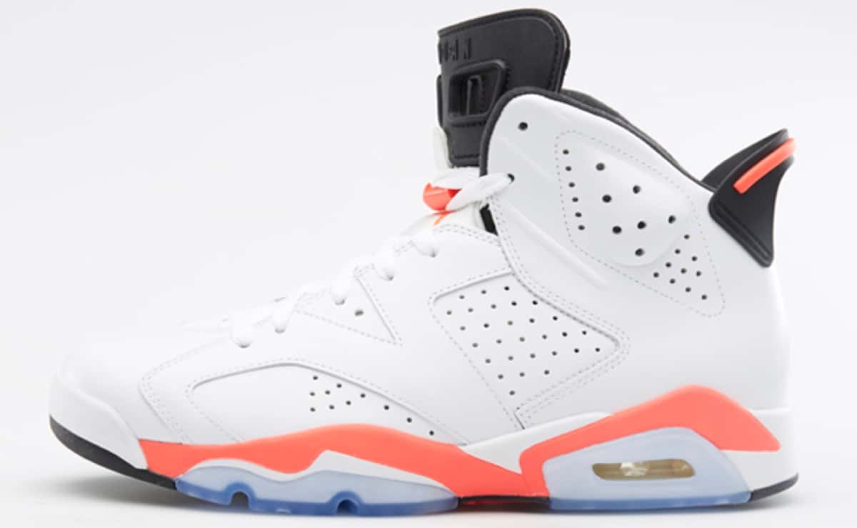 Foto de archivo: Air Jordan 6 White Infrared de la edición 2014, de perfil sobre fondo blanco, con cuero blanco perforado, lengüeta negra, acentos infrarrojos en mediasuela y talón y suela translúcida celeste