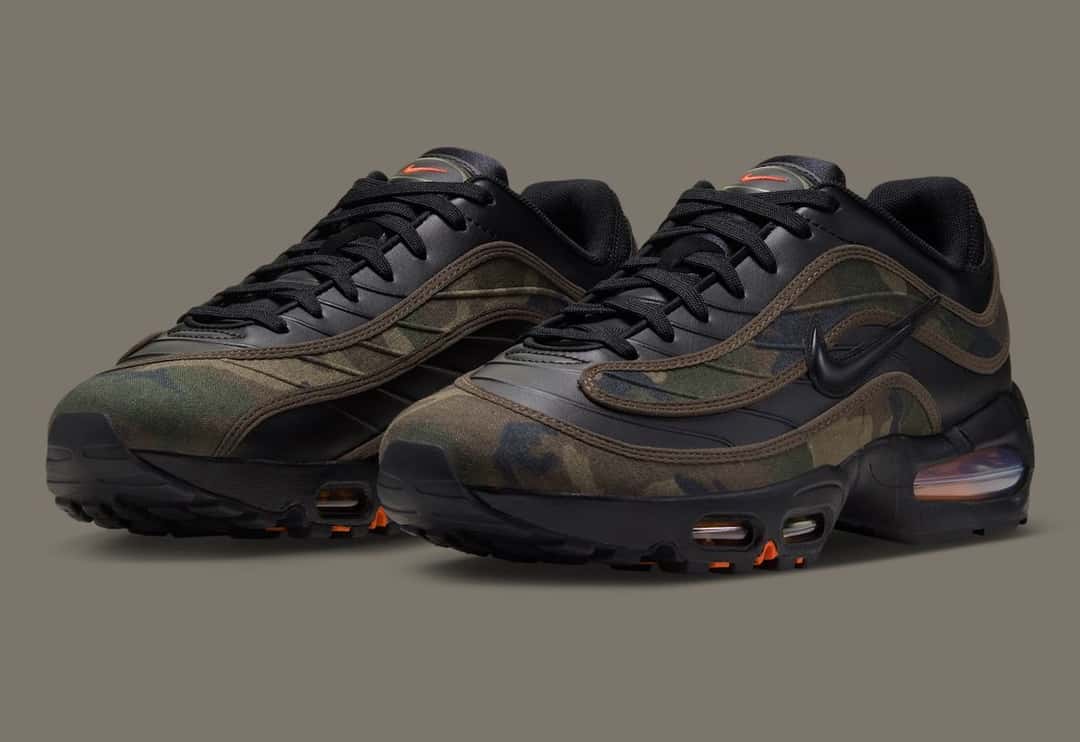 Par de la Nike Air Max Joga Bonito Camo en vista de tres cuartos, con las piezas de camuflaje, el Swoosh negro brillante y los cordones negros