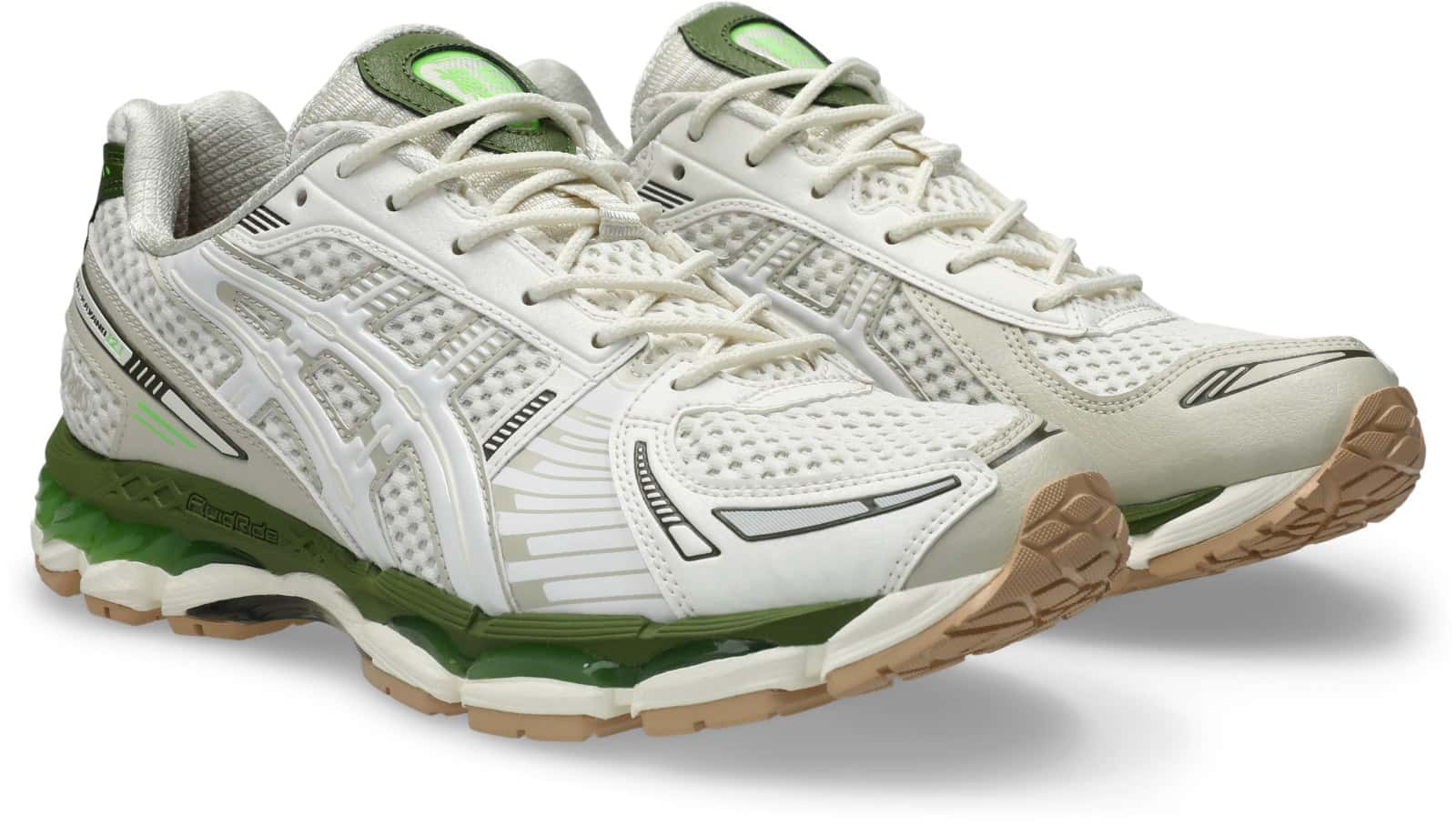 Par de atmos x ASICS GEL-KAYANO 12.1 en blanco crema con mediasuela en dos tonos de verde y suela de goma color miel