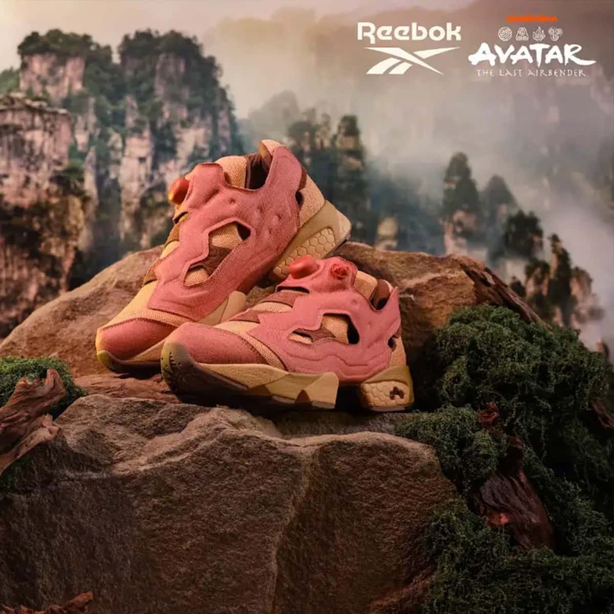 Par de Reebok Instapump Fury 94 Avatar en rosa coral y beige apoyado sobre una roca con musgo, con montañas de piedra entre la niebla de fondo y los logos de Reebok y Avatar: The Last Airbender arriba a la derecha