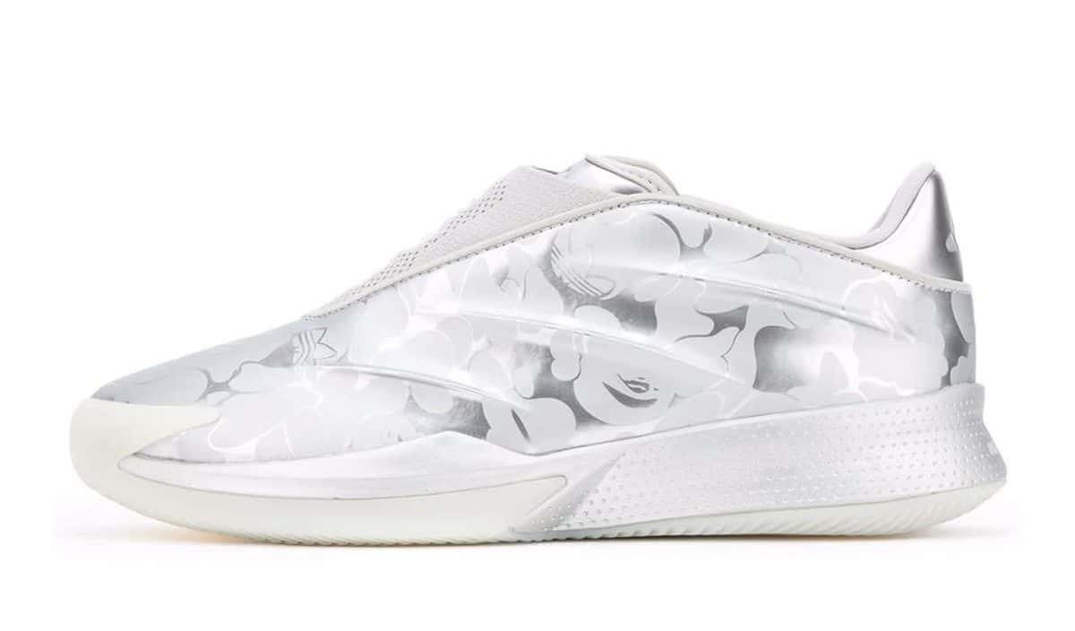 BAPE x adidas Crazy Energy+ de perfil sobre fondo blanco, plateada con camuflaje ABC en tonos de plata y la tapa que cubre los cordones