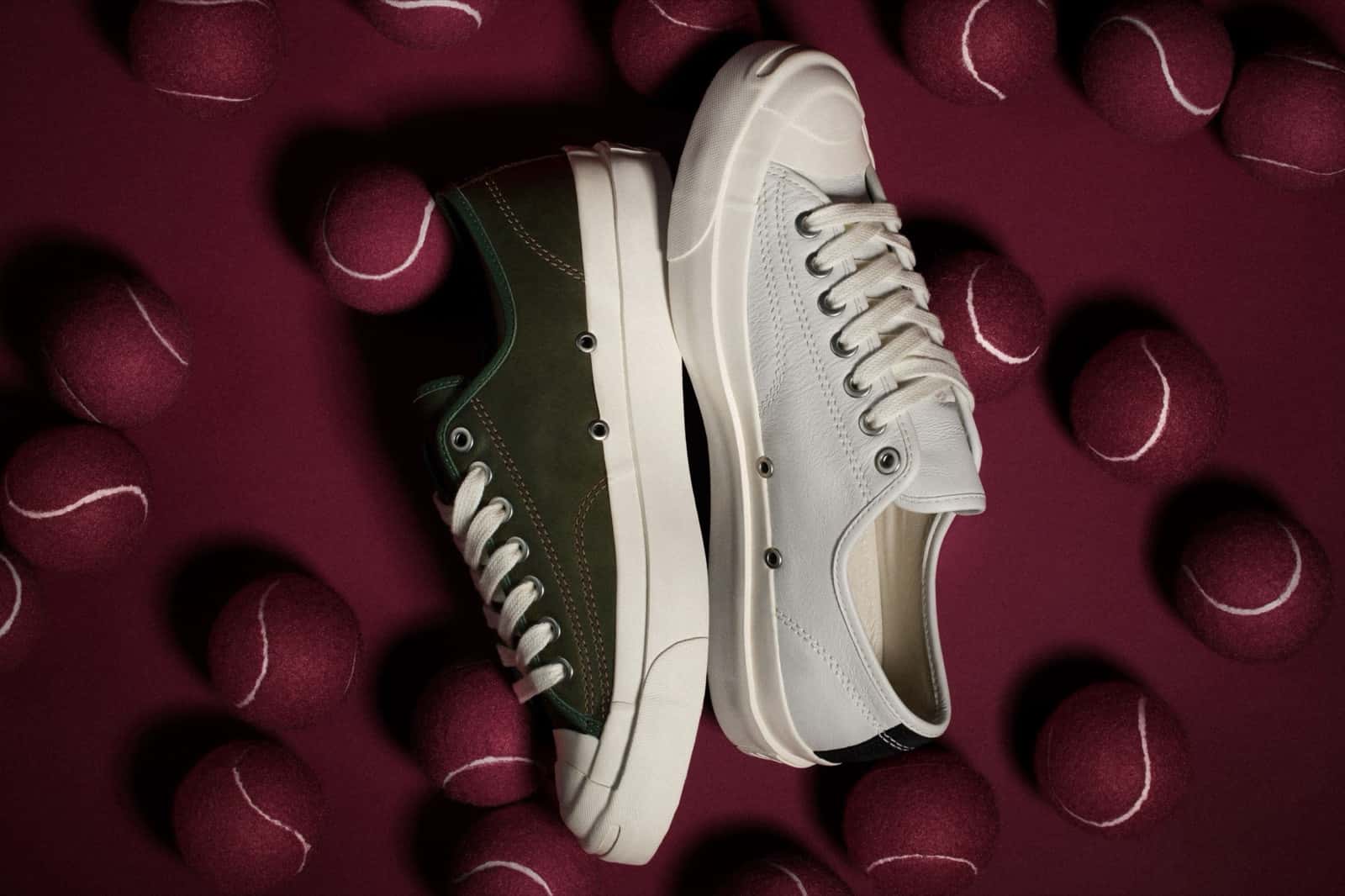 Converse First String Jack Purcell en White y Mountain Green sobre pelotas de tenis bordó