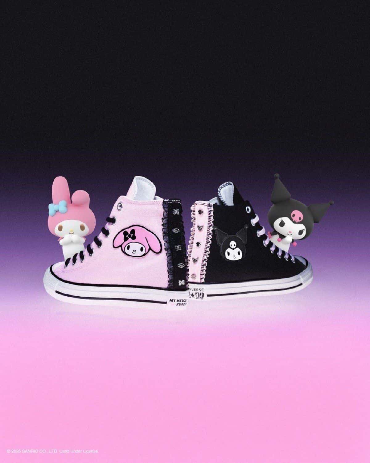 Dos Converse Chuck Taylor All Star de caña alta, una rosa de My Melody y otra negra de Kuromi, junto a figuras de las dos personajes sobre fondo violeta y rosa