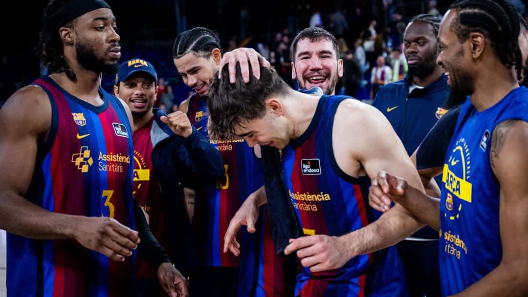 Los jugadores del Barça, con la camiseta azul y grana, festejan abrazados en el Palau Blaugrana después del partido ante Zaragoza