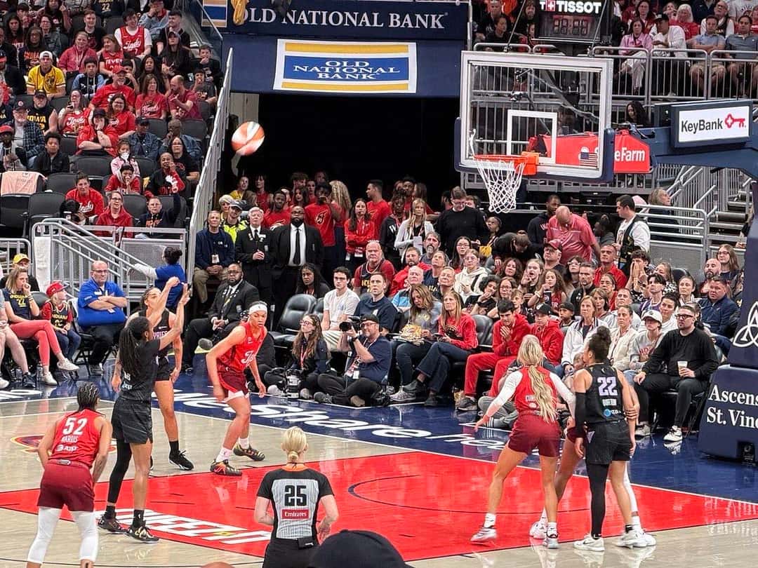 Foto de archivo: jugadoras de las Golden State Valkyries, de negro, y de las Indiana Fever, de rojo, en el salto inicial de un partido de la WNBA