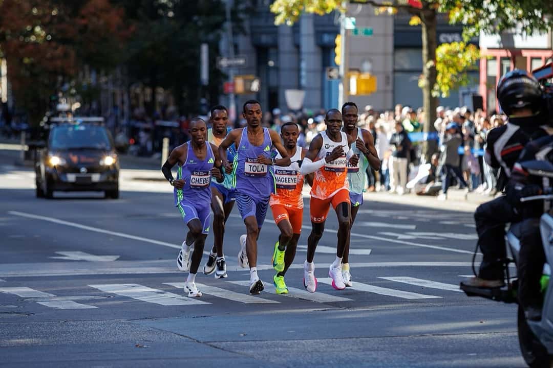 Foto de archivo: el grupo de punta de la prueba masculina del Maratón de Nueva York 2024, con Abdi Nageeye y Geoffrey Kamworor, corre por Manhattan