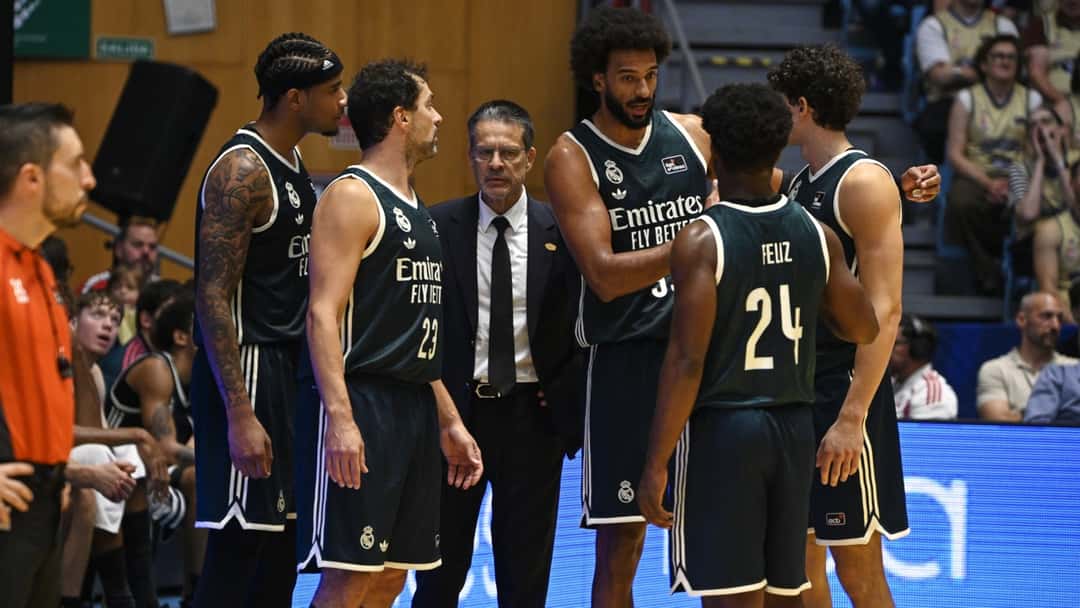 Pedro Martínez, entrenador del Real Madrid, da indicaciones a sus jugadores, entre ellos Sergio Llull y Andrés Feliz, durante un tiempo muerto en el Multiusos Fontes do Sar