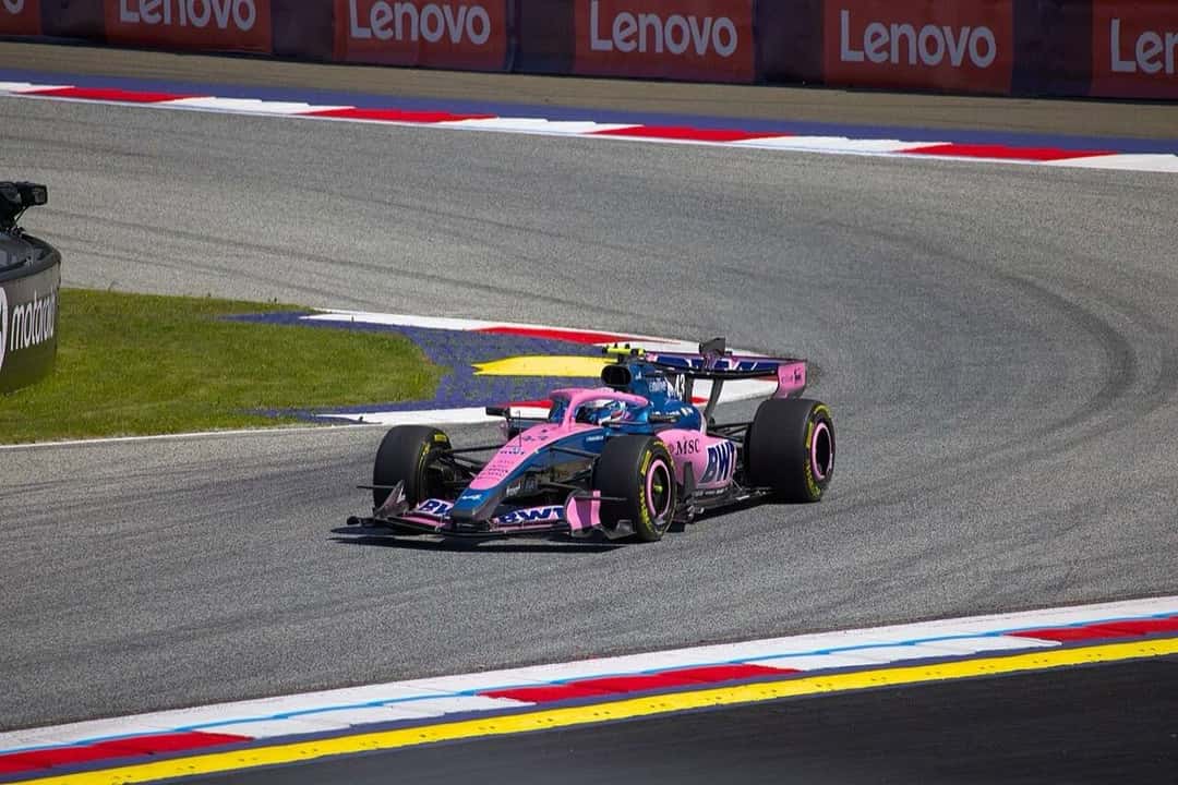 Foto de archivo: el Alpine rosa y azul de Franco Colapinto dobla una curva del circuito de Spielberg durante el Gran Premio de Austria 2026