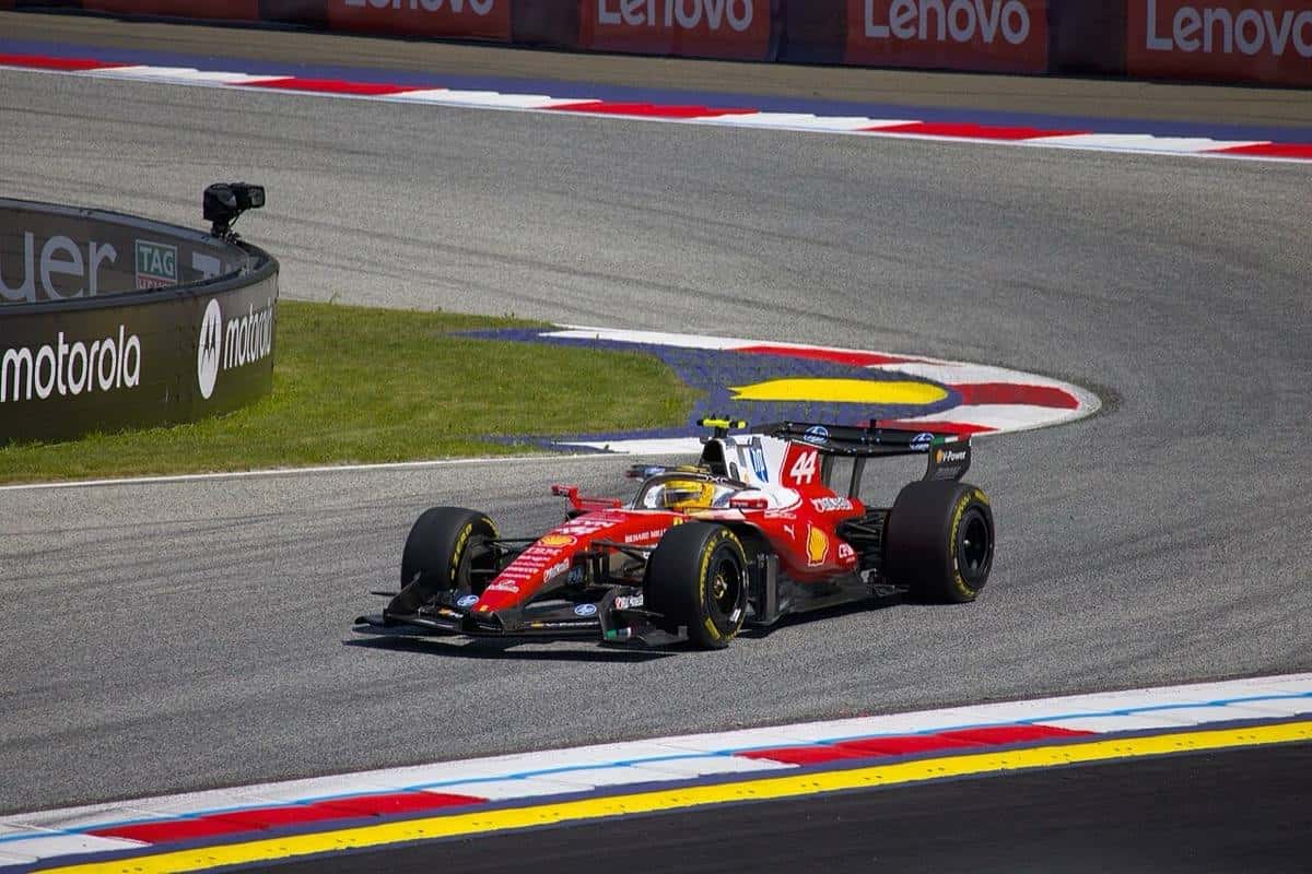 Foto de archivo: la Ferrari roja número 44 de Lewis Hamilton dobla una curva del circuito de Spielberg durante el Gran Premio de Austria 2026