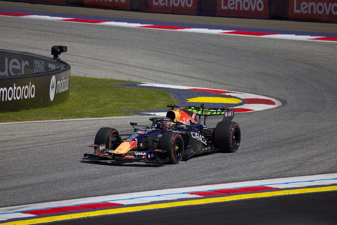 Foto de archivo: el Red Bull azul oscuro de Max Verstappen dobla una curva del circuito de Spielberg durante el Gran Premio de Austria 2026