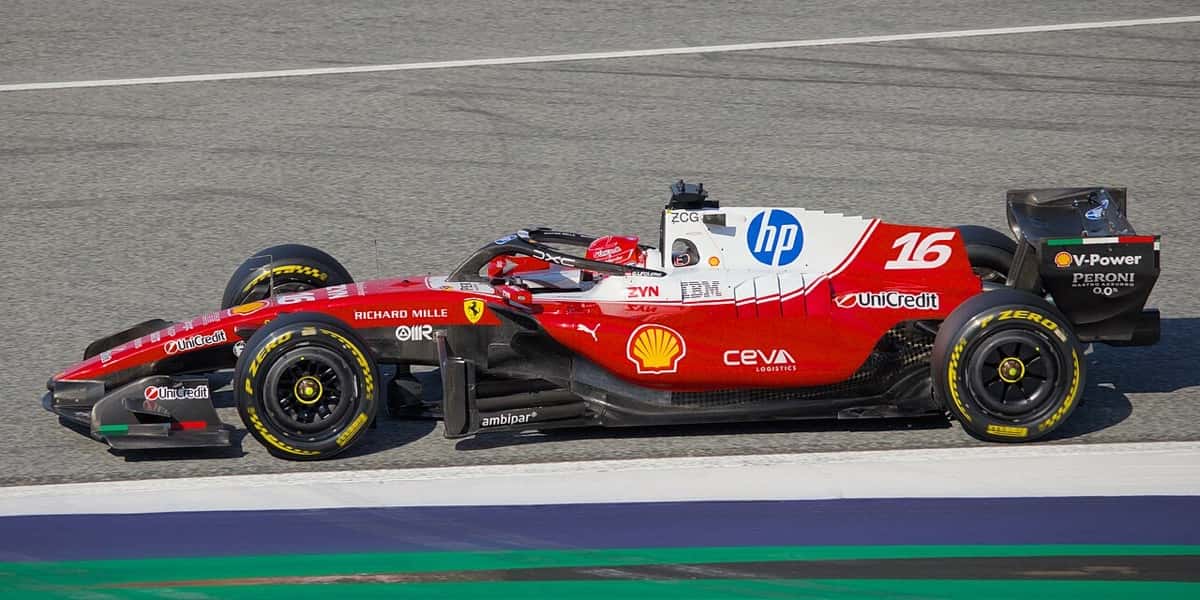 Foto de archivo: el Ferrari rojo y blanco número 16 de Charles Leclerc, de costado, en la pista del Gran Premio de Austria 2026
