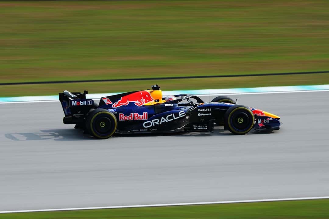 El Red Bull de Max Verstappen, de perfil, a toda velocidad en Sepang