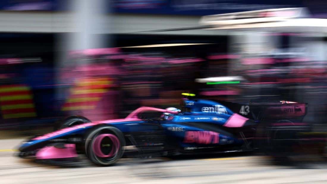 Foto de archivo: el Alpine número 43 de Franco Colapinto, azul y rosa, pasa a toda velocidad por la calle de boxes de Sepang