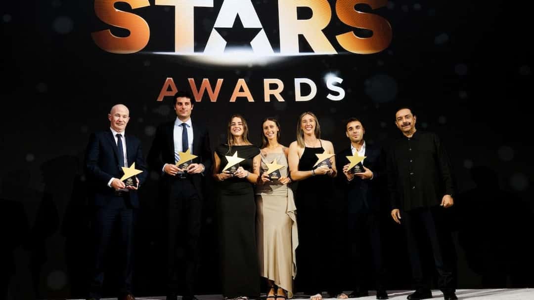 Los ganadores de los FIH Hockey Stars Awards 2026 posan con sus trofeos en el escenario de la gala en Doha, debajo del cartel de los premios