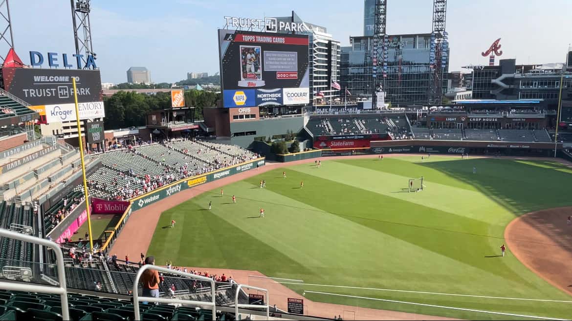 Foto de archivo: Truist Park, el estadio de los Atlanta Braves, visto desde la tribuna del jardín izquierdo, con jugadores precalentando en el césped