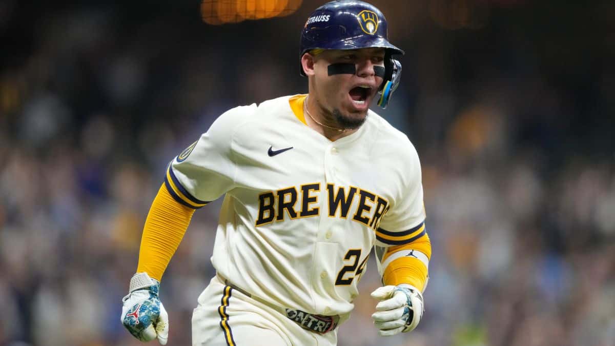 William Contreras, con la camiseta número 24 de los Brewers, grita mientras corre las bases después de su jonrón