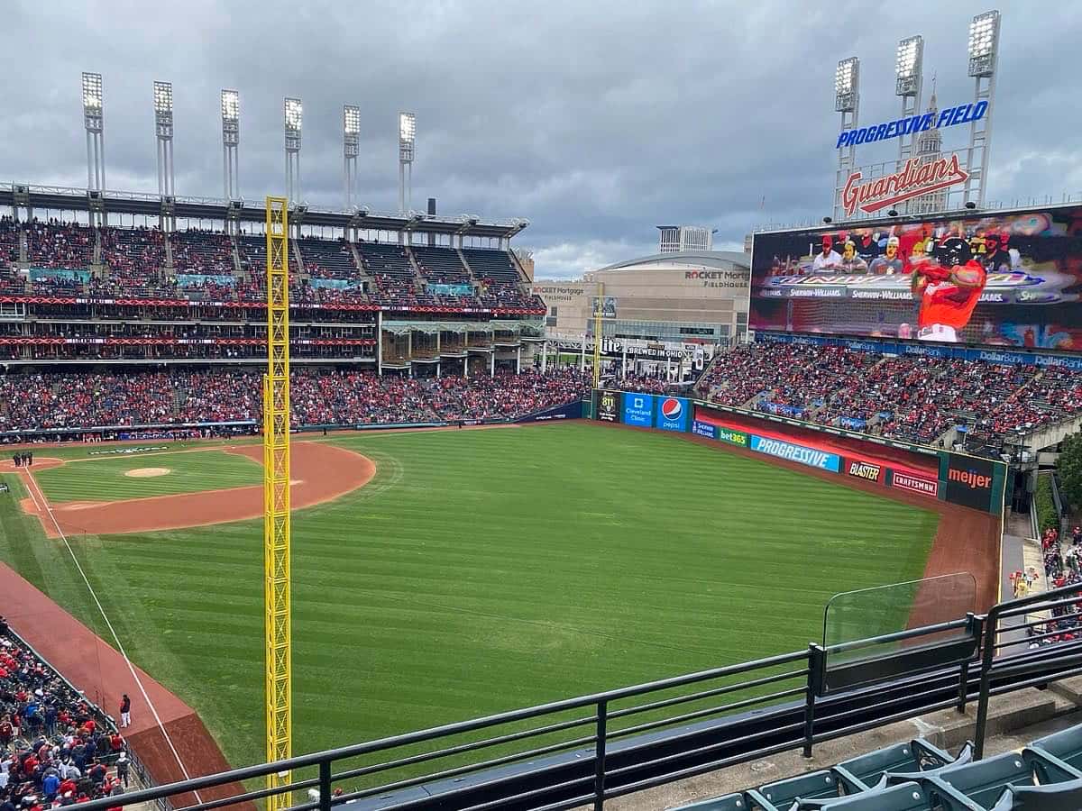 Foto de archivo: vista de Progressive Field, el estadio de los Cleveland Guardians, con las tribunas llenas y la pantalla gigante durante un partido de playoffs