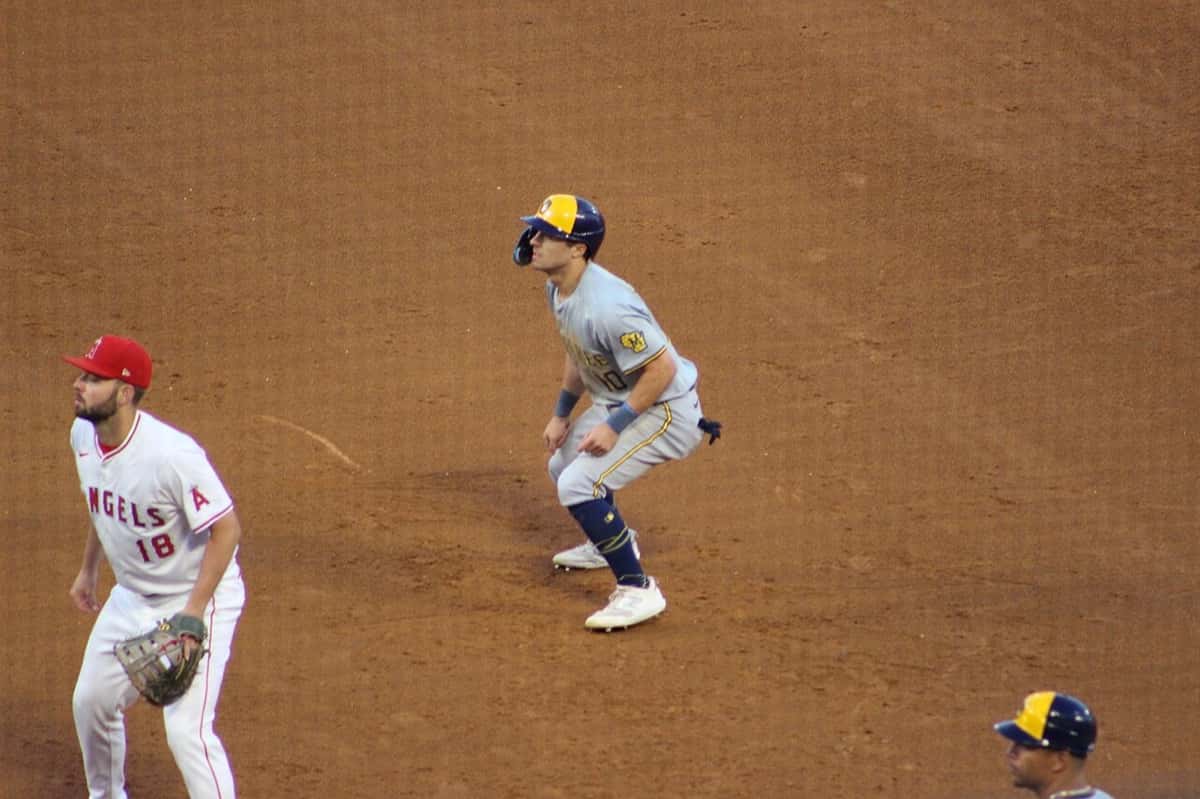 Foto de archivo: Sal Frelick, con el uniforme gris de visitante y el casco azul y amarillo de los Brewers, agazapado en una base durante un partido de 2024