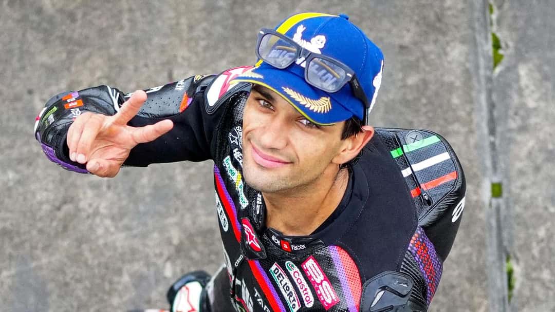 Jorge Martín, con gorra azul y el buzo negro de Aprilia, sonríe y hace la V con los dedos en Motegi