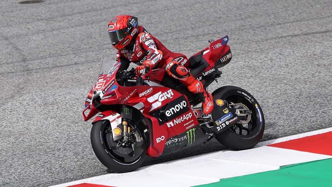 Foto de archivo: Marc Márquez, con la Ducati roja del equipo oficial, inclinado en una curva durante el Gran Premio de Austria 2026