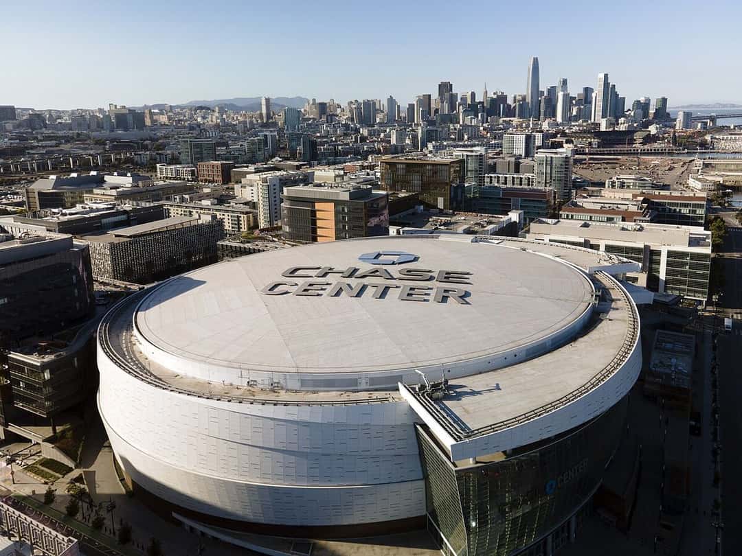 Foto de archivo: vista aérea del Chase Center de San Francisco, el estadio redondo y blanco de los Warriors, con los edificios de la ciudad atrás