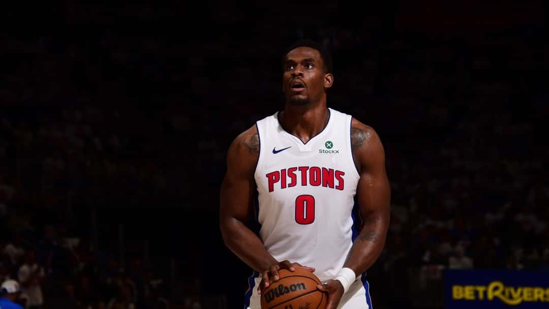 Jalen Duren con la camiseta blanca número 0 de los Pistons, preparándose para tirar un libre