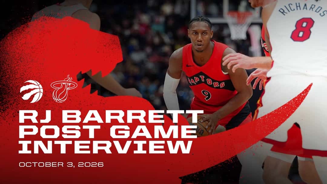 RJ Barrett, con la camiseta roja número 9 de los Raptors, maneja la pelota frente a la defensa del Heat