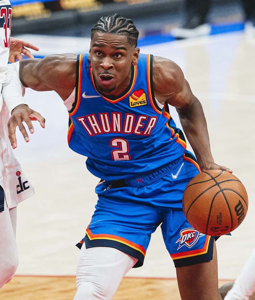 Foto de archivo: Shai Gilgeous-Alexander, con la camiseta azul número 2 del Oklahoma City Thunder, avanza con la pelota durante un partido